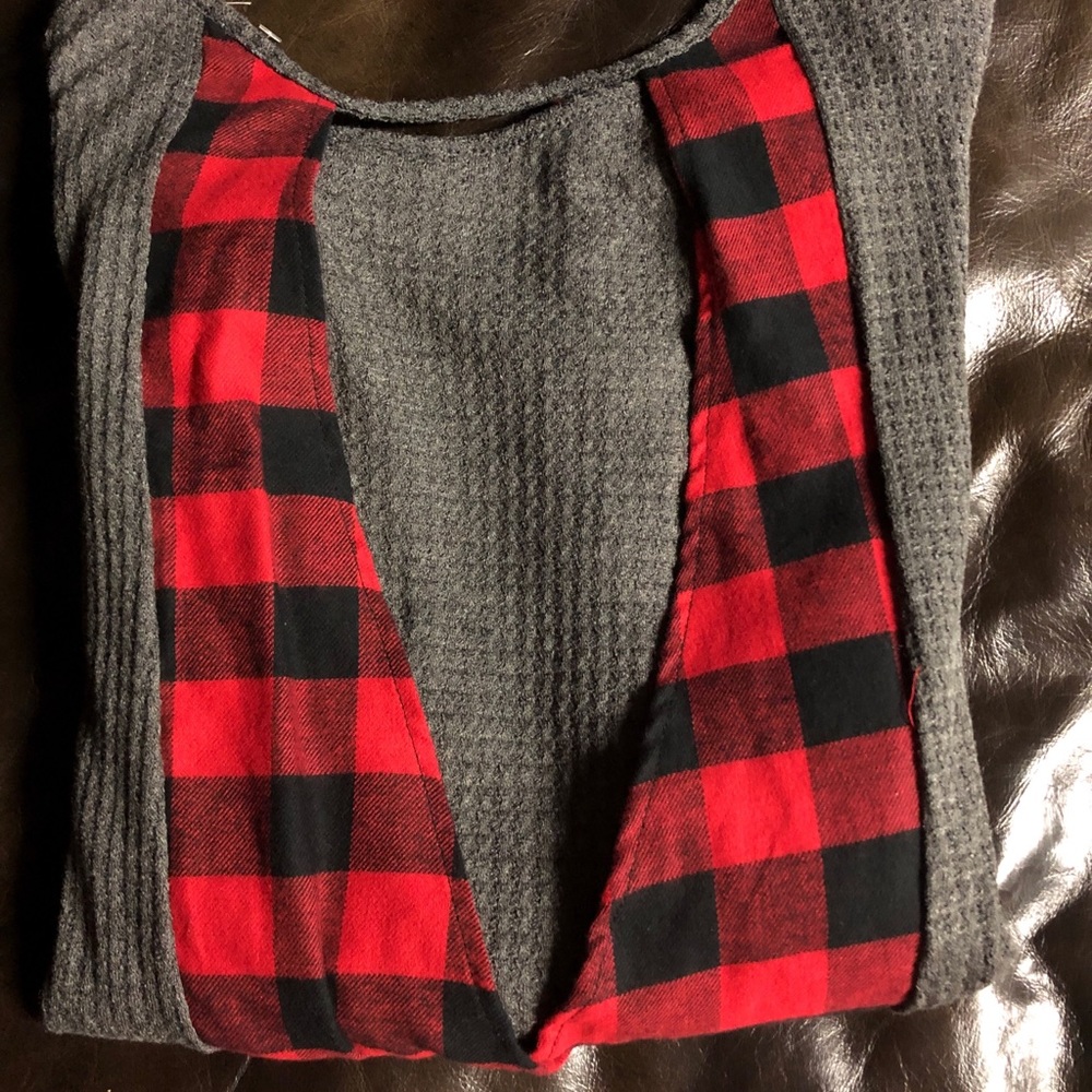 NEW!❗️LAST ONE❗️GRAY TOP WITH CUT OUT BACK - Picture 4 of 4